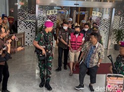 Warna Beda Baju Tahanan Don Ritto Usai Dipindah ke Kantor Jaksa
