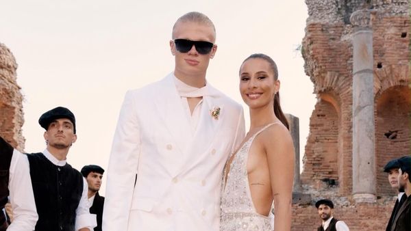 Bikin Pangling! Gaya Necis Erling Haaland Gandeng Pacar di Fashion Show