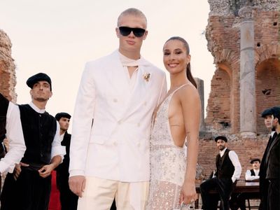 Bikin Pangling! Gaya Necis Erling Haaland Gandeng Pacar di Fashion Show