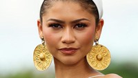 Foto: Deretan Gaya Zendaya di Tur The Odyssey, Pakai Anting Kuno dari Iran