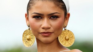 Foto: Deretan Gaya Zendaya di Tur The Odyssey, Pakai Anting Kuno dari Iran
