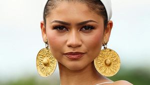 Foto: Deretan Gaya Zendaya di Tur The Odyssey, Pakai Anting Kuno dari Iran