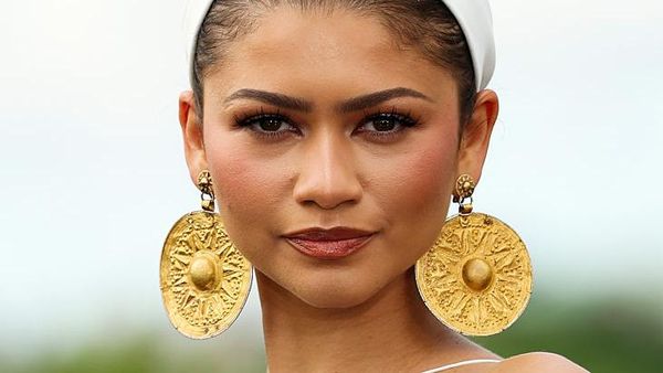 Foto: Deretan Gaya Zendaya di Tur The Odyssey, Pakai Anting Kuno dari Iran