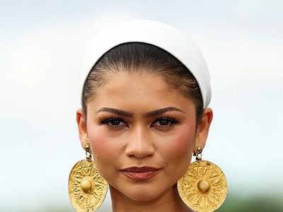 Foto: Deretan Gaya Zendaya di Tur The Odyssey, Pakai Anting Kuno dari Iran