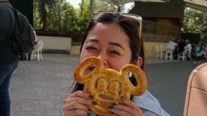 Momen Gisela Cindy Kulineran di Kanada, Cicip Garlic Bread hingga Pretzel