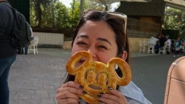 Momen Gisela Cindy Kulineran di Kanada, Cicip Garlic Bread hingga Pretzel