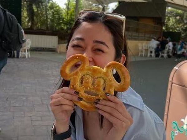 Momen Gisela Cindy Kulineran di Kanada, Cicip Garlic Bread hingga Pretzel