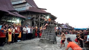 Gubsu Bobby: Revitalisasi Megalit Tetegowo-Rumah Adat Bawomataluo Tahun Depan