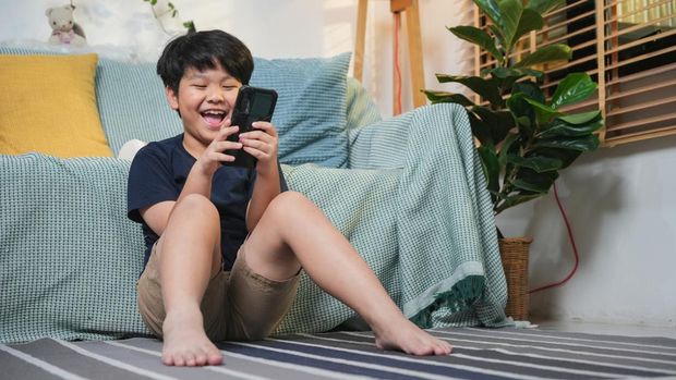 Anak laki-laki kecanduan gadget