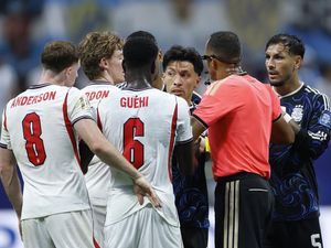 2 Legenda Sepakbola Kecam Argentina yang Main Kasar Saat Lawan Inggris