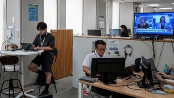 Potret Pekerja Jepang Ngantor Pakai Celana Pendek di Tengah Panas Ekstrem