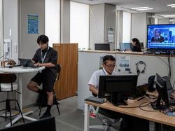 Potret Pekerja Jepang Ngantor Pakai Celana Pendek di Tengah Panas Ekstrem