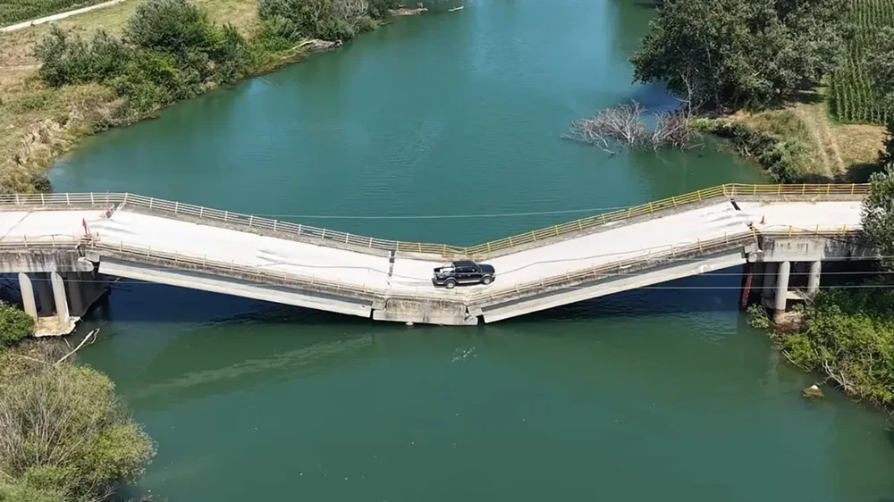 Nekat Lintasi Jembatan Maut Yunani