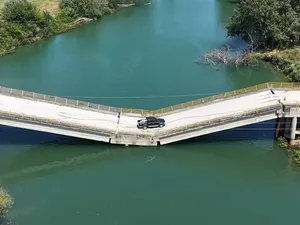 Ngeri! Jembatan Ambrol Masih Dilintasi Warga Pakai Mobil