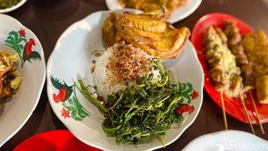 Kalap Makan di Pecel Lele Modern, Cicip Ayam Goreng hingga Sate Jumbo