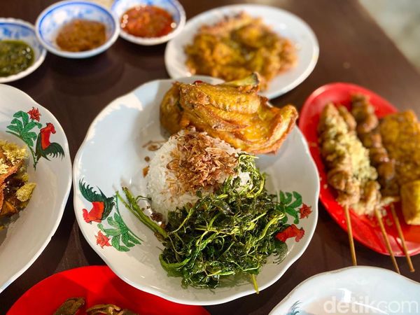 Kalap Makan di Pecel Lele Modern, Cicip Ayam Goreng hingga Sate Jumbo