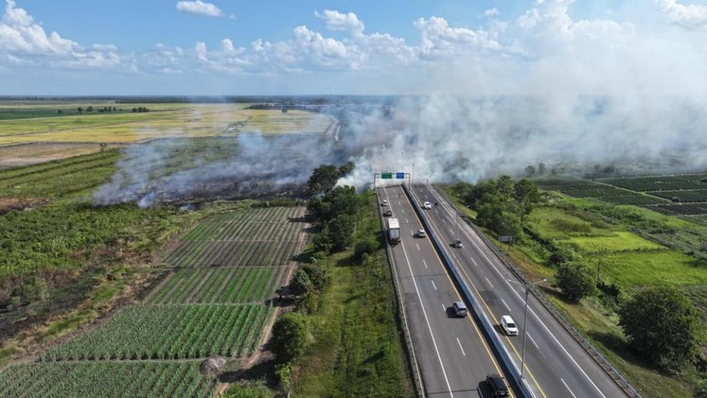 Karhutla di Samping Tol Palindra, Asap Ganggu Jarak Pandang Pengendara