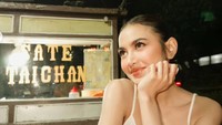 Gaya Mahalini Makan di Pinggir Jalan, Cantik Simpel Pakai Tank Top