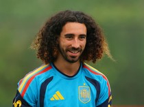 Video Kelakuan Nyeleneh Cucurella: Trofi Piala Dunia Dikresekin & Tato Wajah De La Fuente