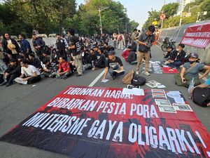 Massa Demo Mulai Orasi di Medan Merdeka Selatan, Lalin Arah Gambir Ditutup