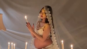 Foto Maternity Meyden Bocah Kosong, Pamer Bare Baby Bump Dikelilingi Lilin