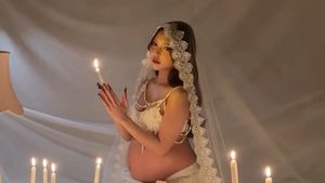 Foto Maternity Meyden Bocah Kosong, Pamer Bare Baby Bump Dikelilingi Lilin