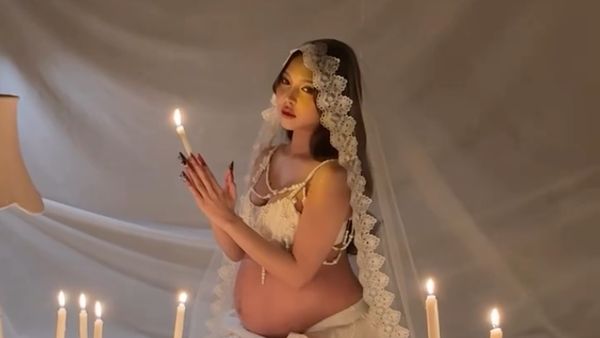Foto Maternity Meyden Bocah Kosong, Pamer Bare Baby Bump Dikelilingi Lilin
