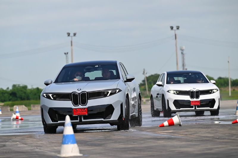 Dibikin Takjub sama BMW iX3: Duduk di Kabin Serasa Sultan, Diajak Slalom Stabil