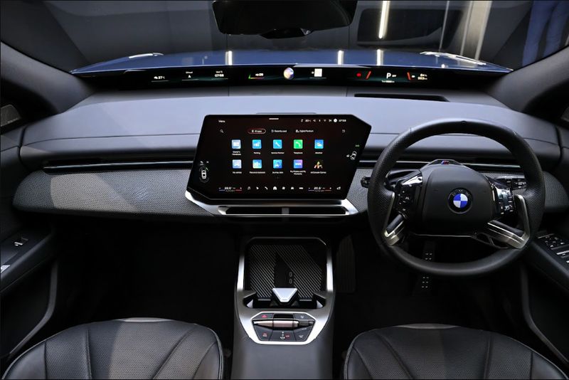 Dibikin Takjub sama BMW iX3: Duduk di Kabin Serasa Sultan, Diajak Slalom Stabil