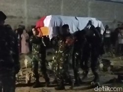 Jenazah Prajurit TNI Korban Ledakan Gudang Amunisi Madiun Telah Dimakamkan