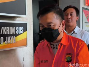 Dibawa ke Kejaksaan, Begini Penampakan Don Ritto Berbaju Tahanan