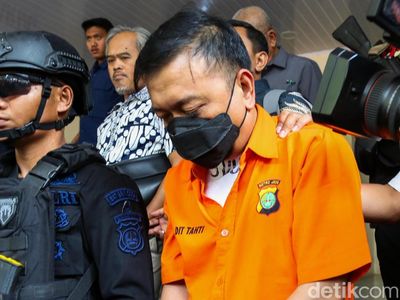 Pengawalan Ketat Warnai Pelimpahan Don Ritto ke Kejaksaan Agung