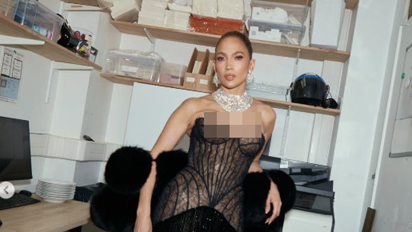 Gaya Ultah JLo Ultah ke-57, 3 Kali Ganti Baju dengan Perhiasan 500 Karat