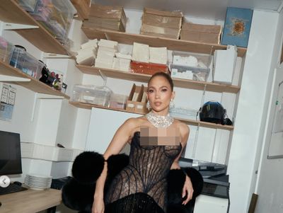 Gaya Ultah JLo Ultah ke-57, 3 Kali Ganti Baju dengan Perhiasan 500 Karat