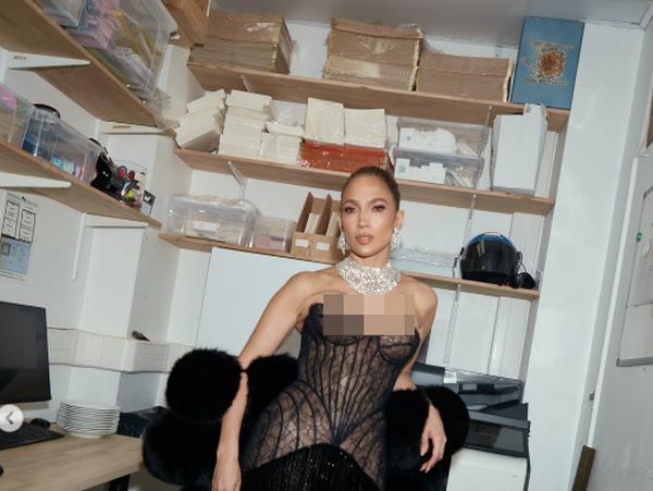 Gaya Ultah JLo Ultah ke-57, 3 Kali Ganti Baju dengan Perhiasan 500 Karat