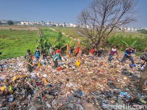 Video: Warga Kini Dilarang Buang Sampah di Bahu Jalan Raya Ciganitri