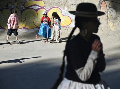 Pollera dan Skateboard, Cara Perempuan Bolivia Rayakan Budaya Adat