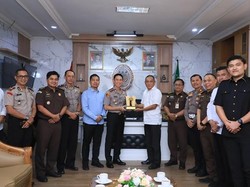 Sinergi Penegakan Hukum, Kapolres Kediri Kota Beri Penghargaan Kajari
