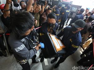 Potret Don Ritto dan Barang Bukti Dugaan Korupsi Tiba di Kejagung