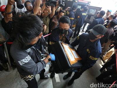Potret Don Ritto dan Barang Bukti Dugaan Korupsi Tiba di Kejagung