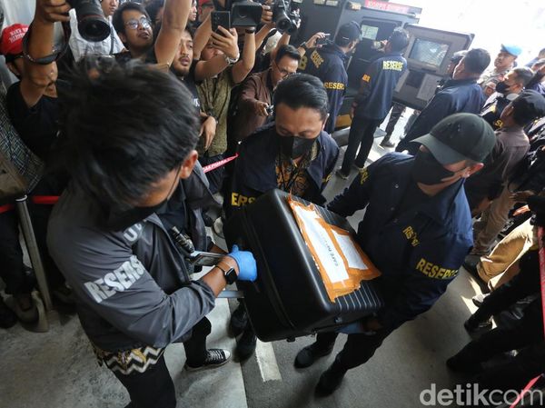 Potret Don Ritto dan Barang Bukti Dugaan Korupsi Tiba di Kejagung