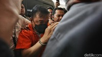 Video: Raut Don Ritto Tersangka Tiga Kasus Korupsi saat Digiring ke Kejagung