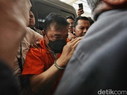 Video: Raut Don Ritto Tersangka Tiga Kasus Korupsi saat Digiring ke Kejagung