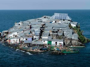 Pulau Ini Lebih Kecil dari Lapangan Bola, Dihuni Ribuan Orang