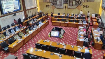 Komisi IX DPR Rapat dengan BGN, Nanik S Deyang Tak Hadir karena Sakit