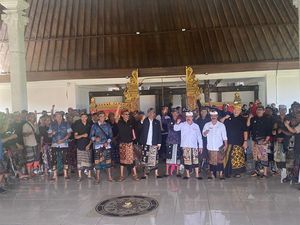 Ratusan Warga Desa Adat Telun Wayah Geruduk DPRD Karangasem