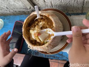 Uniknya Rujak Amerika di Semarang, Disajikan Pakai Batok Kelapa