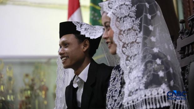 Sepasang calon pengantin Azril 24 tahun dan Julia 23 tahun menjalani prosesi janji nikah di KUA Tebet, Jakarta, Jumat, (17/7/2026). (CNBC Indonesia/Muhammad Sabki)
