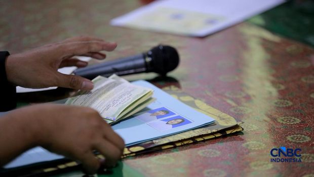 Sepasang calon pengantin Azril 24 tahun dan Julia 23 tahun menjalani prosesi janji nikah di KUA Tebet, Jakarta, Jumat, (17/7/2026). (CNBC Indonesia/Muhammad Sabki)