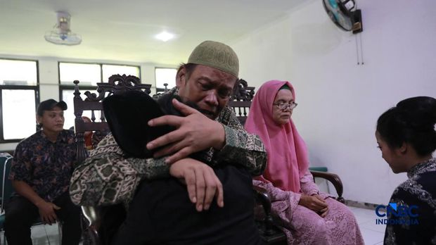 Sepasang calon pengantin Azril 24 tahun dan Julia 23 tahun menjalani prosesi janji nikah di KUA Tebet, Jakarta, Jumat, (17/7/2026). (CNBC Indonesia/Muhammad Sabki)